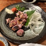 旬鮮味処 おおてら - 鶏のタタキ　皮はカリカリに焼かれていて食感もよかったです。ニンニクと、もみじおろし　玉ねぎスライスで頂く。