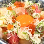 飯や しみづ - 賄い丼 ¥1,500。ブツ切りの色々な魚介を特製タレで即漬けに。それらをご飯にのせ黄身を落として出来あがり。