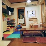 オーガニック洋菓子&ギフト こだわりぷりん エクリュ - 店内。キッズコーナーもありました。R+のこだわり玩具もありました。