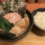 家系ラーメン 傳助 - 