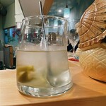 Haru no yu - いもペーにょ。いも焼酎にハラペーニョのピクルスが入っていて、辛みがあるお酒。タバスコ割ともまた違った味。