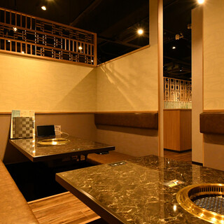 The warm wood-grained space can accommodate small to large groups♪