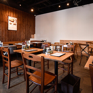 1人でも気軽に立ち寄れるカジュアルな空間。大人数の宴会にも