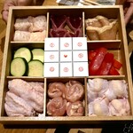 Toriyakiniku Kakoi - 鶏肉6種類と野菜2種類が綺麗に並んでます