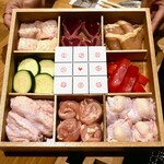 Toriyakiniku Kakoi - 鶏肉6種類と野菜2種類が綺麗に並んでます