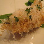 エディション・コウジ シモムラ - カダイフを纏った的鯛の軽やかなフリット、ブロッコリーのピュレ1