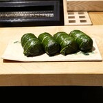Toriyakiniku Kakoi - 『藁焼きそぼろのめはり寿司』