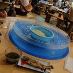 唐船峡 そうめん流し - 思ったより流れが早いので、そうめんは多めに入れないとすくいにくいです。