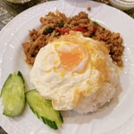 アジアンタワン - Bランチ(挽肉のバジル炒めご飯/ガパオラードカオ)_¥1,080