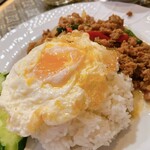 アジアンタワン - Bランチ(挽肉のバジル炒めご飯/ガパオラードカオ)_¥1,080