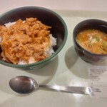 シェルシュ - 提供品一式(辛味噌豚丼(中)と豚汁)