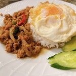 ASIAN TAWAN - Bランチ(挽肉のバジル炒めご飯/ガパオラードカオ)_¥1,080