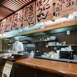 Romanza - 店内は昭和感のある内装、濃茶色の木製調度品で落ち着きのある雰囲気、BGMは昭和歌謡&J-POPなど
                お席はカウンター3席、テーブル4×7、その他お座敷の掘炬燵式テーブル席などがあり、合計80席