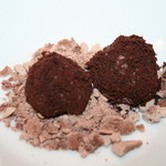 レストランディファランス - トリュフショコラ・・・チョコレート自体かなり甘いが、クロスグリの酸味でほど良く。