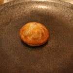 レストランディファランス - 信州から届いた鹿と林檎・・・こちらは鹿もも肉をミンチにしたパイ包み。割るとジューシーなワイン風味の肉汁が流れ出す。