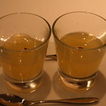 レストランディファランス - 家口直しのリンゴとビネガーのゼリーのようなもの。冷めると固まってしまうので暖かいうちに!!