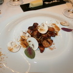 レストランディファランス - フォアグラとピオーネ・・・ブドウの甘味が仄かに伝わり、フレッシュマッシュルームの食感がフォアグラと対照的で面白い。