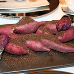 レストランディファランス - アミューズ③サツマイモ・・・食べられるのはアルミホイルをまいたものだけ。サツマイモを潰してまとめ、表皮に紫芋を施したもの。