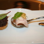 レストランディファランス - アミューズ②低温仕立ての鶏肉でウニをまいて。そして牛蒡。