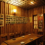 農家酒場 どはってん - テーブルは吉野檜、壁は吉野杉。奈良のぬくもりです。