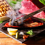 Luxurious raw sea urchin topped with tuna cross-section sashimi, charcoal-grilled rare Steak