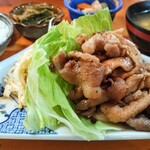 Taishu Shokudou Kikunao - 焼肉定食メイン　レタスの背後にキャベセンとパスタサラダが隠れています…