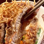 Ramen Izakaya Deniro - ポークリブロースの排骨肉はコロモが多めで、豚肉唐揚げ食べてる感。スパイスの風味は良いデスが、感心する……ﾎﾄﾞﾃﾞﾓﾅｲｷｶﾞｲﾀｼﾏｽ