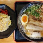 ラーメン庵 福一本陣 - 料理写真:本陣豚骨ラーメン＆本陣チャーハン(半ﾁｬﾝ)