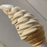 ミルク&パフェ よつ葉ホワイトコージ - ソフトクリーム「ミックス」(税込390円)