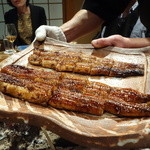 柳家 - ８００ｇ、５００ｇ級、長良川天然鰻の蒲焼き（２０１３年１０月）