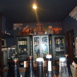 ビキールビキール - カウンターからの光景、どこを見てもアフリカの民芸品