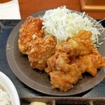 Karayama - 左がカリッともも、右が鶏天。ササミの柔い食感とサクサク衣がいいんです。