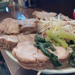 ラーメンショップ - ねぎ高いのにこの量！チャーシューの厚さ！