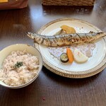 バルバルキッチンアメリ - ランチ：焼き秋刀魚 肝クリームソース(¥1,480)
      美味しかったとは思うが、秋刀魚の定食がこの値段？と考えると、う〜む…。