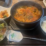 焼肉・韓国料理 牛べえ - イマイチぐつぐつ感が伝わりませんが、本当にグツグツしています。