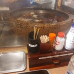串かつ 天ぷら ひろかつ - 大鍋で串カツが揚げられていく