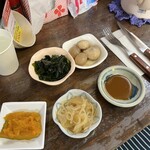 うまいものや - 突出し？ステーキが焼ける前に小鉢がきます。