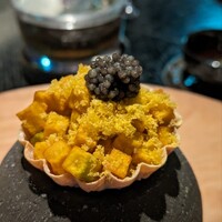 VELROSIER - アミューズ。揚げた餃子をタルト仕立てに仕上げ、中にはカボチャ、上にはからすみとキャビア。正直、キャビアやカラスミは感じられず…ホクホクなカボチャ味。