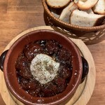 煮込みとワイン 忠左エ門 - パン、付いてきます。