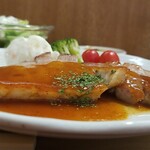 キッチン ブルー グローブ - ロースソテー。横から