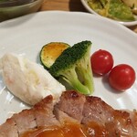 キッチン ブルー グローブ - 備え付けポテサラ、野菜のアップ