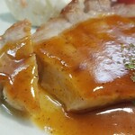 キッチン ブルー グローブ - ロースソテーの断面、肉汁も溢れ出ます