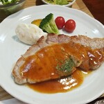 キッチン ブルー グローブ - 豚ロースソテーのアップ