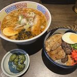 平和旭川本店 - 味噌と五種の豚丼