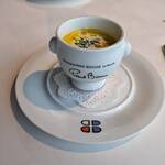 BRASSERIE PAUL BOCUSE Le Musee - 栗かぼちゃのポタージュ
                        Sサイズですが、結構たっぷり入ってます。
                        クリーミィで、カボチャの甘味が良くでてて美味しかった