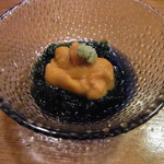 丸萬寿司 - お任せ（６０００円）の２品目に出てきたウニ。下に敷いた海苔と一緒にいただくと、磯の香りに満たされます