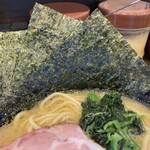横浜家系ラーメン大岡家 - パリパリの海苔。スープに浸してご飯を包んでパクリ。美味しい。（2023年10月16月撮影）