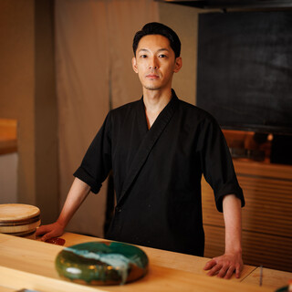 和食店で研鑽を積んだ大将が手掛ける趣向を凝らした逸品と鮨