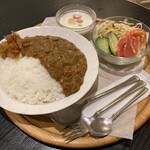 カフェ・ラフィーネ - ビーフカレー1200円
平日11:00〜14:30ランチタイムサービスで
コーヒーか紅茶が付きます♪
（土曜日はドリンク別料金となります。）
＋200円でラテ、カプチーノ、オレンジジュースに変更出来ます。