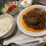 カフェ・ラフィーネ - 洋風ハンバーグ（デミグラスソース）1200円
平日11:00〜14:30ランチタイムサービスで
コーヒーか紅茶が付きます♪
（土曜日はドリンク別料金となります。）
＋200円でラテ、カプチーノ、オレンジジュースに変更出来ます。